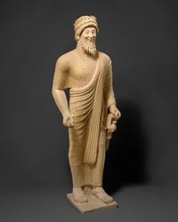Kalkstenen standbeeld van een bebaarde man met votiefoffers, c.475-450 v.Chr. (kalksteen)