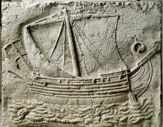 Fenicische kunst: bas-reliëf van sarcofaag die een koopvaardijschip voorstelt - Uit de oude haven van Sidon (Saidoon) in Libanon - Parijs, Louvre Museum