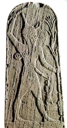 Feniciërs kunst: kalkstenen stèle van de god Baäl met bliksem. (God krijger die de koning beschermt)