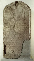 Fenicische kunst: kalkstenen stèle van Yehaumilk, koning van Byblos. Hij vertegenwoordigt de godin Baalat, Vrouwe van Byblos, die de Hathorische kroon draagt. Uit het heiligdom van de Vrouwe van Byblos. 4e eeuw v.Chr. Parijs, Louvre Museum