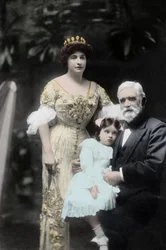 Australische zangeres Nellie (Nelly) Melba (1861-1931) met haar vader en een onbekend klein meisje. Melbourne, begin 20e eeuw