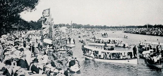 Henley on the Yarra, Melbourne, Victoria, c.1904, uit Under the Southern Cross - Glimpses of Australia, uitgegeven door Department of External Affairs, Melbourne