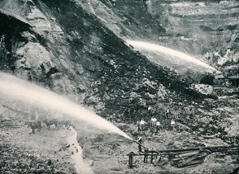 Hydraulisch afspoelen van alluviale tinafzettingen, Tasmanië, ca. 1900, uit 