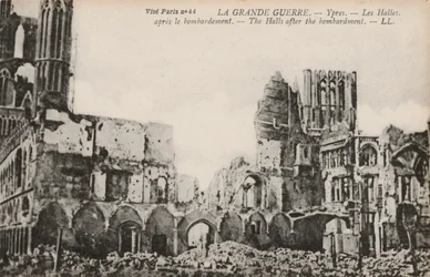 Ruïnes van de Lakenhal, Ieper, België, na het bombardement tijdens de Eerste Wereldoorlog