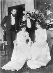 L-R: Ernest Rouart (1874-1942) en zijn vrouw Julie Manet (1878-1967), Paul Valery (1871-1945) en zijn vrouw Jeannie Gobillard (1877-1970), op de dag van hun huwelijk, mei 1900