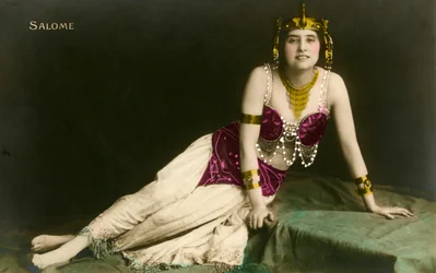 Salome verleidelijk poserend in een onthullend kostuum