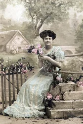 Vrouw met bloemenkrans, ansichtkaart, ca. 1900