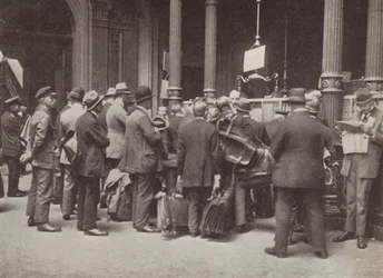 Hyperinflatie in Weimar Duitsland: leden van het publiek in de rij voor de Reichsbank in Berlijn met koffers om hun geld te dragen, juli 1923