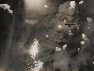 Foto genomen toen Royal Air Force Lancasters Dresden aanvielen (zwart-wit foto)