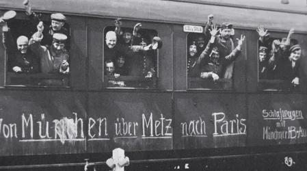 Duitse troepen in de Eerste Wereldoorlog vertrekken naar het front in een spoorwagon met de tekst „Van München via Metz naar Parijs”, september 1914