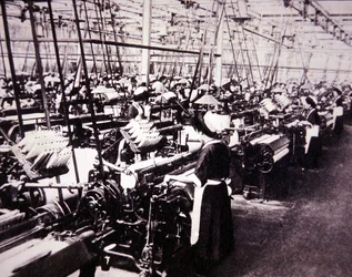 Japanse katoenindustrie: vrouwen werken aan de Toyoda-weefgetouwen, ca. 1920