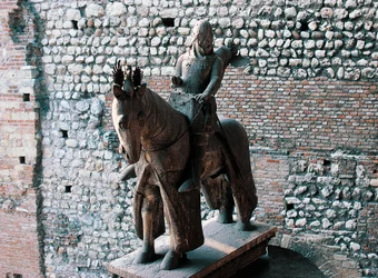 Ruiterstandbeeld van Cangrande I della Scala, Castelvecchio, Verona, Veneto, Italië