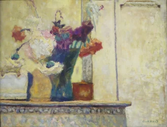 Bloemen op een schoorsteenmantel