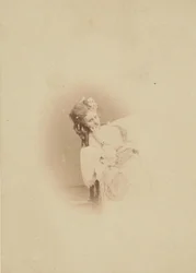 [Gezeten in Ritrosetta-jurk], 1861-67