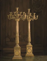 Een paar Empire Ormolu Twaalfrankenkandelaars, vroeg 19e eeuw (verguld brons)