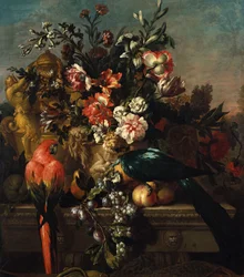 Anjers en andere bloemen met papegaaien op een voetstuk