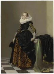 Portret van een rijk geklede jongedame, ten voeten uit, voor een gedrapeerde tafel