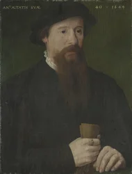 Portret van een man die zijn handschoenen vasthoudt