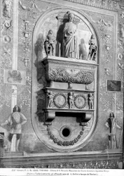 Diagonale aanblik van het Mausoleum van Graaf Senator Agostino Onigo in de Kerk van S. Niccolò in Treviso