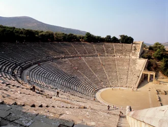 Zicht op het theater van Epidaurus gerealiseerd door de architect Polyclete le Jeune in Griekenland