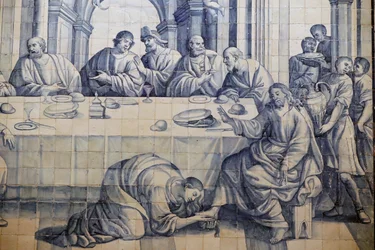 Kerk van Barmhartigheid. Azulejos. Jezus wordt gezalfd door een zondige vrouw in Lucas 7:36-50. Evora. Portugal.