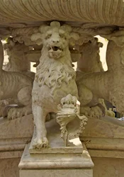 Mythische gehoornde leeuw atlanten aan de voet van een fontein, Quinta da Regalia, Sintra, Portugal c.1915
