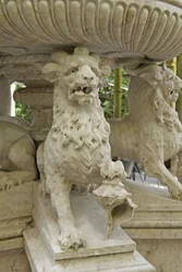 Mythische gehoornde leeuw atlanten aan de voet van een fontein, Quinta da Regalia, Sintra, Portugal c.1915