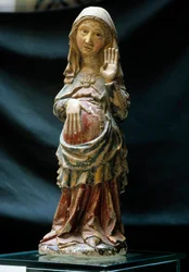 Portugese kunst: voorstelling van de zwangere Maagd met een hand op haar buik. Polychroom stenen beeldhouwwerk