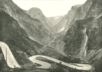 De Zig-Zag weg en Watervallen, Stalheim, Noorwegen