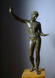 Griekse kunst: “De jongeman van Marathon” (efebe), standbeeld van Hermes als tiener of jonge atleet - Bronzen sculptuur van Praxiteles (4e eeuw v.Chr.), 330 v.Chr. Afmetingen: 130 cm - Athene, Nationaal Archeologisch Museum - De jongen van Marathon of