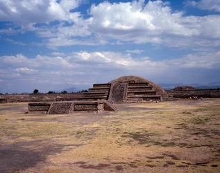 Precolumbiaanse beschaving: uitzicht op de site van Teotihuacan: de tempel (of piramide) van de zon