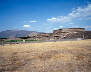 Precolumbiaanse beschaving: uitzicht op de site van Teotihuacan: de tempel (of piramide) van de zon. Mexico