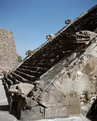Trappen van de tempel van de Gevederde Slang