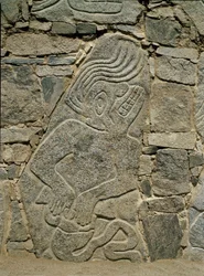 Muur met reliëf van een krijger
