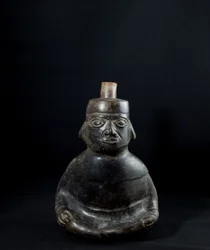 Antropomorfe vaas met handvat / Peru, Mochica cultuur (terracotta)