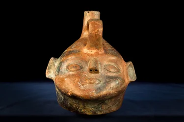 Keramische cephalomorf met negatieve decoratie / Vicus cultuur (terracotta)