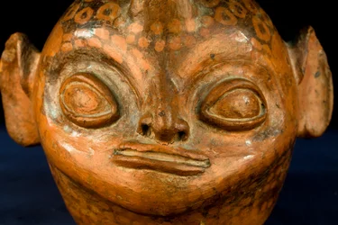 Keramische cephalomorf met negatieve decoratie / Vicus cultuur (terracotta)