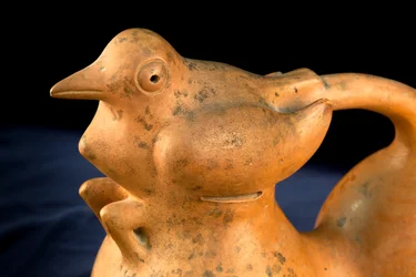 Keramiek met bruggreep en vogelontwerp / Precolumbiaanse kunst (terracotta)