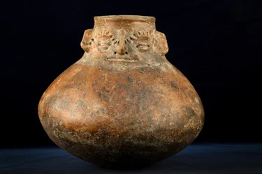 Bolvormige keramiek met cephalomorfe hals / Precolumbiaanse kunst (terracotta)