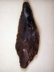 Pijlenpunt in vuursteen. Varèse. Archeologisch museum van Milaan