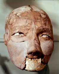 Neolithische kunst: menselijke schedel uit de steentijd (6000-4000 v.Chr.). Uit Jericho, Archeologisch Museum, Amman, Jordanië
