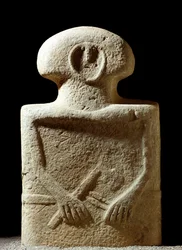 Prehistorische kunst: standbeeld van een menselijke figuur, gebeeldhouwd tijdens de IJzertijd, van de vindplaats Lunigiana nabij La Spezia, Italië. 1100-800 v.Chr. La Spezia, Museo Comunale della Civilta Lunigiana