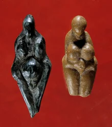 Prehistorische kunst: Venusbeeldjes. Het linker exemplaar, van speksteen, heet de Losange en komt van de vindplaats in de grot van Baousse-Rousse, 25000 v.Chr. Het rechter exemplaar uit dezelfde periode komt uit La Barma Grande. Saint-Germain-en-Laye