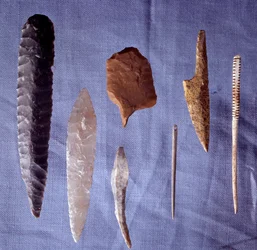 Prehistorische gereedschappen: vuursteen, mes, pijlpunten en naald