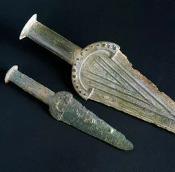 Prehistorie, Etruskische beschaving: bronzen dolk uit de Necropolis San Giovenale (Viterbo), Lazio. Bronstijd. 17e eeuw v.Chr. Rome, Museo Nazionale Preistorico Etnografico Luigi Pigorini