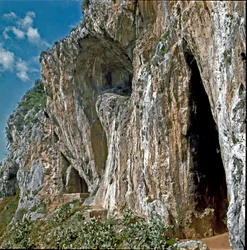 Prehistorie: de grotten van Balzi Rossi in het gehucht Grimaldi in de gemeente Ventimiglia (Ventimiglia), Italië, bewoond door de mens in het paleolithicum