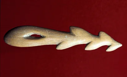 Prehistorie: benen harpoen gebruikt voor de visvangst. Magdaléniencultuur, laatpaleolithicum. Verona, Museo Civico di Storia Naturale