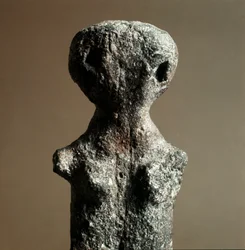 Prehistorie: vrouwelijke terracotta idool uit de Necropolis van Arene Candide (Finale Ligurië), Ligurië. Midden-Neolithicum, Steentijd. Genua, Museo di Archeologia Ligure