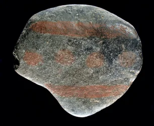 Prehistorie: beschilderde kiezelsteen uit het Azilien. 9000 v.Chr. Saint-Germain-en-Laye, Museum voor Nationale Archeologie.