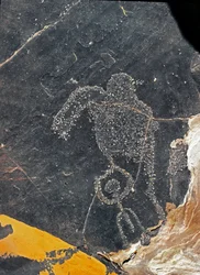 Prehistorie, rotstekeningen: een grafrots van een menselijke figuur. Steentijd 5000-2000 v.Chr. Taghit, Haut plateau du Hoggar (Ahaggar), Algerije